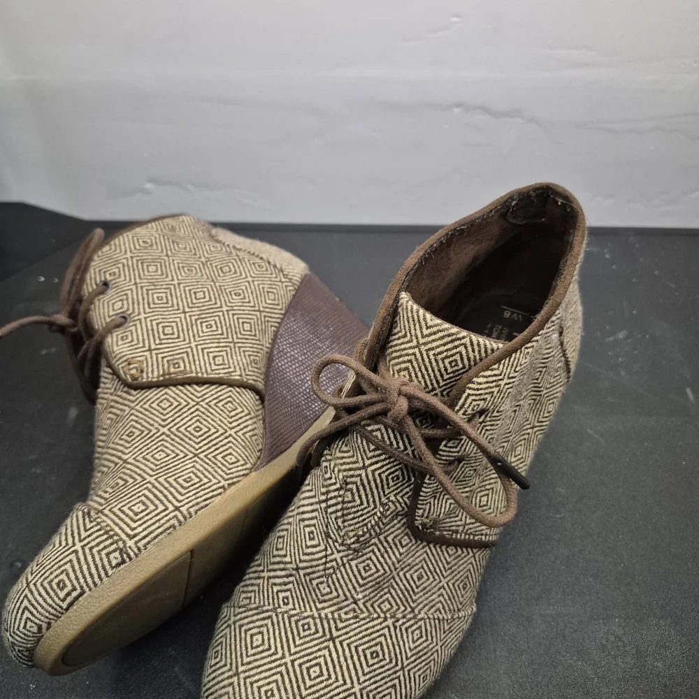 Toms Brown Geometric Wedges‎